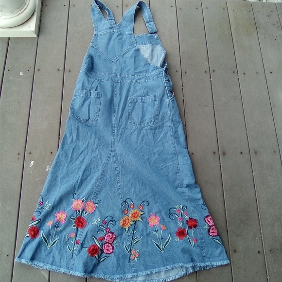 THE PYRAMID COLLECTION DRESS SIZE SMALL Floral Embroidered Denim Overall Dress - Picture 8 of 10